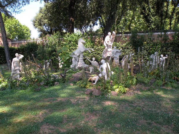  statues dans la végétation des jardins de la Villa Médicis
